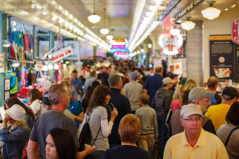 people of  pikes place market seattle